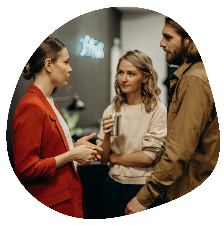 Un groupe de personnes dans une réunion de networking